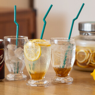 クラフトコーラなどの"自家製ドリンク"にアルコールもご用意◎