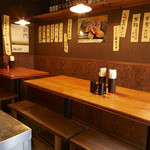 えびすや - 店内奥には4名がけテーブルが3つ