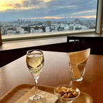 VIEW&KITCHEN QUAD17 - スパーリングとナッツで祝杯