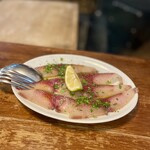 パラダイス ピザ - 鰤のスモークカルパッチョ　こちらの魚のスモークは間違え無いので、絶対に頼むべき一皿