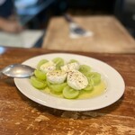 パラダイス ピザ - シャインマスカットとモッツァレラ　果物シリーズも間違えない一品