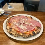 パラダイス ピザ - この日ピザはプロボーラ　生ハム＋スモークモッツァレラ＋トマトソース＋パルミジャーノ