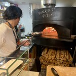 パラダイス ピザ - ヒゲ店主によって、薪窯に我々のピザがインする瞬間
