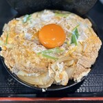 とんかつ 峯 - はみ出た熟成ロースかつ丼。
