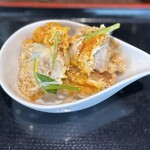 とんかつ 峯 - カツは別皿にスタンバイ。