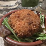 ラム串と洋酒 雨模羊 - メンチカツ、サクサクで溢れる肉汁は牛豚とは違ったサラリとした喉越しのいい脂