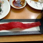 廻鮮寿司 塩釜港 - デカネタ生マグロ300円。ひと口で食べきれません（笑）