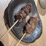 ラム串と洋酒 雨模羊 - 串、どちらも柔らかく引き込まれる味覚、特にスパイスはこれだけで酒三杯はすすむね