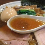 らーめん3000 - 濁り気味のスープ。