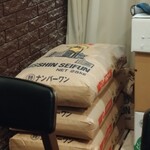 らーめん3000 - 小麦袋、カーテンの裏が製麺室のようです。