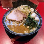 ラーメン 厚木家 - ラーメン中盛りにネギもやしとうずらの卵