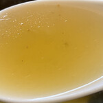 自慢亭 - 澄んだ黄金色スープ