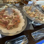 レストラン ヴァロリス - ドライミートとピクルス　小海老の香草風味ルイユ添え