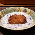 膳処末富 - ●ヘーゼルナッツとウイスキー樽で燻焼いた牛タン