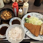 百年亭 - 調味料はこの5種類。ソース、味噌ダレ(頼んだ)、梅マヨネーズ、タルタルソース、からし。ドレッシングとマヨネーズは頼むと持って来てもらえる。　　梅ごはんは、ほんのり梅味。