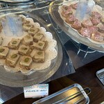 レストラン ヴァロリス - チキンとレバーのパテ　ドライミートのピクルス