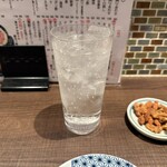 ニカイノ魚 - レモンサワー¥209、お通し