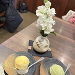 百年亭 - 左側　薩摩芋アイス　　　右側　抹茶アイス