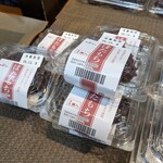 越前そばの里 - "越前菓匠 福のあん" の ぼたもち 1個入 180円（税込）。