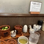 百年亭 - 壺に入ったきゅうりの浅漬けと梅干しはお代わりできます