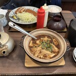 百年亭 - 左のやかんにはお茶　　土鍋の味噌汁はお椀に軽く2杯分ずつ　　左の入れ物は頼んだ味噌ダレ