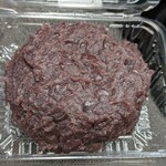 越前そばの里 - "越前菓匠 福のあん" の ぼたもち 1個入 180円（税込）。