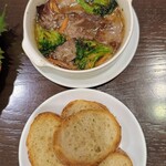 和風肉バル ITADAKIMASU - 牛肉とブロッコリーのアヒージョ