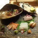 六本木 酒饗 ほたる - 造り盛合せ（胡麻ブリ、生牡蠣、帆立炙り、赤貝、あおりいか、鯛）