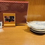 大衆酒場 華の金曜日 - QRコード注文、紙ベースのメニュー、小皿、おしぼり