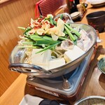 大衆酒場 華の金曜日 - 明太とろろもつ鍋、めんたいとろろはもつ鍋が出来てからかける感じです╰(*´︶`*)╯