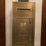 maitai bar - ロイヤルハワイアンのポスト　上階から投函もこのポストへ