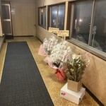 ホルモン徳いち - トイレは奥の扉から外に出たとこにある。　新しくてキレイやったで。