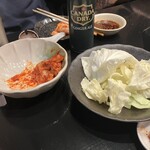 ホルモン徳いち - キャベツと喰いさしのキムチw