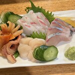 相撲寿司大砲部屋 - 4種刺し盛り《カンパチ、真鯛、赤貝、ホタテ貝柱》