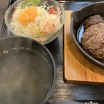 焼肉酒場 叶 - ハンバーグ定食。