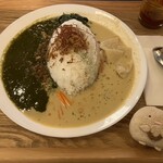 マンドリルカレー - ココナッツカレーとほうれん草カレー。