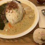 マンドリルカレー - ココナッツカレーとほうれん草カレー。