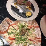 金山個室居酒屋 アカリバ - 手前：京水菜とトマトの胡麻山椒サラダ