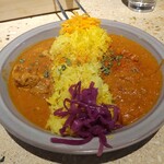 ビストロ オケイヤ - スパイスカレー、バターチキンカレー（左）白身魚のココナッツカレー（右）