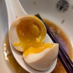 らぁ麺 とうひち - 適度な半熟具合。