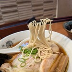 らぁ麺 とうひち - 麺は中細。柔らかめでしょうか