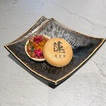 和牛料理 蓮 - 和牛最中ユッケ
      皮もオリジナル