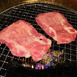 焼肉の家 いちえん - 塩たん焼いてます(人*´∀｀)