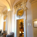 Donna Camilla Savelli - VRetreats - 毎朝この右奥のテーブルで