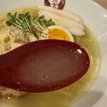 軍鶏拉麺 飛天 - 軍鶏ガラ100％のコクと旨味が凝縮した清湯軍鶏スープ
