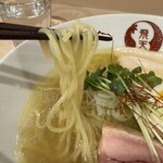 軍鶏拉麺 飛天 - 喉越しの良いはしづめ製麺製の細ちょいウェーブ麺
