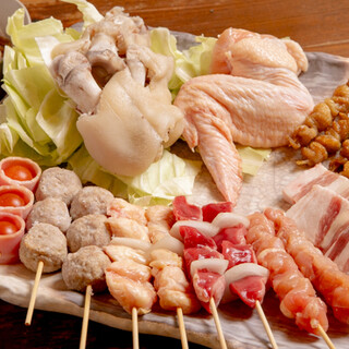 4日かけて仕込む香ばしい「博多とりかわ」は、博多グルメの代表