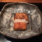 神楽坂 石かわ - 焼物：甘鯛の炭焼き・くるみ麩（酒盗を酒で溶かし刷毛で塗って焼いたもの）