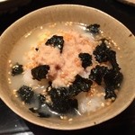 神楽坂 石かわ - 鯛茶漬け（醤油で炊いた鯛のほぐし身・海苔・胡麻・あられ・山葵）
