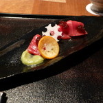 祇園 さゝ木 - 2014年11月　2度目の訪問　まぐろ・醤油のジュレ・アボカドとワサビのソース